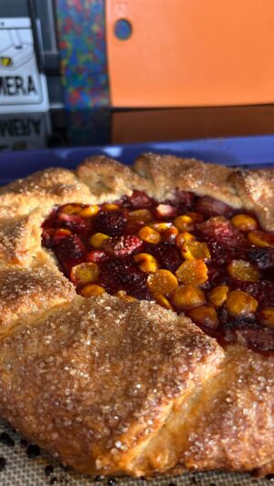 Paola Velez Instagram - Strawberries and gooseberries will be the combination of summer ‘24 & ‘25 😮‍💨🫂

#crostata #galette #pastrygram