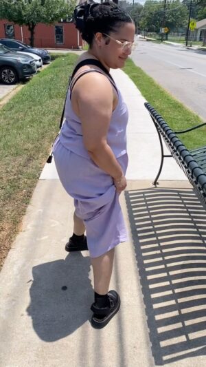 Paola Velez Instagram - This summer I’m outside cause 😂😂😂😂 my legs need to see the sun! 
-
I haven’t always been comfortable with showing my arms during the summer but this year I’m saying screw the perception of others when it comes to my body. It’s not easy, and if for whatever reason this post reaches people that aren’t as kind I might get roasted for being me. But I say to that oh well 🤷🏽‍♀️
-
Thank you to @ilanakohn for sending me a little summer gift!! Now I can match my lil Bodega Bakes book cover 💜😂

#bodypositive #summerbody #midsizestyle #midsizefashion #ilanakohn #linenclothing #midsize #loveyourself #austintexas #tanningtime #summeroutfit