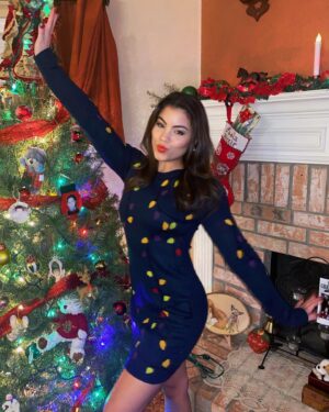 Paola Andino Instagram - Twinning with the tree! 🎄 Merry Christmas and happy holidays to you and yours 💋