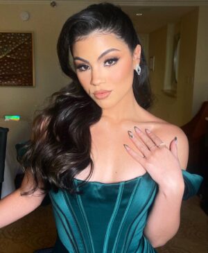 Paola Andino Instagram - @oliviarosebeautyy deemed this look Belle if she had worn emerald 👗

h&mu by @oliviarosebeautyy 💋