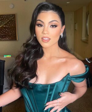 Paola Andino Instagram - @oliviarosebeautyy deemed this look Belle if she had worn emerald 👗

h&mu by @oliviarosebeautyy 💋