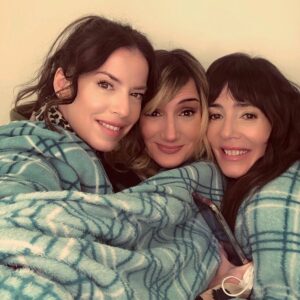 Paola Krum Instagram - Las tres!mis compañeamigas @memefunes @aruzzireal  #elprimerodenosotros ❤️