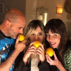 Paola Krum Instagram - Reírse mucho y disfrutar con la gente con la que uno trabaja...y quererlos @memefunes @aruzzireal @sebaprestaok 
#elprimerodenosotros 
❤️