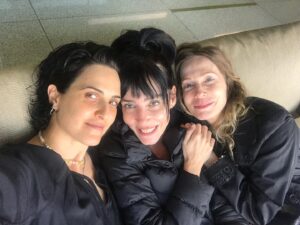 Paola Krum Instagram - Agotadas las irresponsables!!!
Terminamos en Montevideo…y fué ESPECTACULAR!!!!
Muchas gracias❤️
Feliz con mis amigas adoradas y hermosas…
@gloria_carra 
@julietadiaz77
