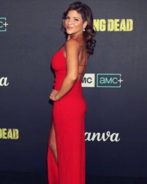 Paola Lázaro Instagram - I got to share this night with mami, my uncle and people I love dearly. Thankful for that ♥️ @amcthewalkingdead 
hair: @hairby_beau 💇🏻‍♀️ gracias 😊
makeup: @tammyyi 💄gracias 😊