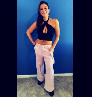 Paola Lázaro Instagram - saying hi and sending love to you all💞 song by one of my favorites @barringtonlevy411 🖤