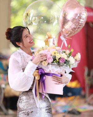 Paparwadee Chansamorn Instagram - จบกันไปแล้วนะค้า สำหรับ แผนลวงบ่วงมารยา ขอบคุณแฟนๆทุกคนเลยนะค้าที่ติดตามพวกเราตั้งแต่ตอนแรกจนถึงตอนสุดท้าย ขอบคุณผู้ใหญ่ที่ให้โอกาสได้มาร่วมงานละครเรื่องนี้นะคะ ขอบคุณเพื่ิอนๆพี่ๆนักแสดง พี่ๆทีมงานทุกคนเลย สนุกมากๆกับการมาทำงานที่กองนี้ มีแต่เสียงหัวเราะตลอดเวลาเหมือนละครเรื่องนี้เลย 5555555 หวังว่าทุกคนจะชอบแล้วก็หลงรักตัวละครเรื่องนี้กันนะคะ ส่วนตัวแล้วชอบนีนี่มาก เป็นตัวละครที่เล่นแล้วสนุกมากเลยไม่ได้มีโอกาสเล่นคอมมาดี้หนักๆแบบนี้เลย พอได้เล่นแล้วสนุกมากอยากเล่นอีก55555 ติดใจ หวังว่าทุกคนจะได้รับความสุข สนุกสนานจากตัวละคระนี้ ที่หนูตั้งใจทำให้ทุกคนมีความสุขนะคะ ถ้าทุกคนคิดถึงความสนุก เสียงหัวเราะของพวกเรา ก็ย้อนดูกันได้อีกน้าา ขอบคุณที่เป็นกำลังใจ และติดตามกันนะคะ ขอบคุณนีนี่ด้วยที่ให้พิ้งค์พลอยได้สดใสหัวเราะเต็มที่ แล้วเจอกันใหม่ค่ะ ในเรื่องต่อๆไปด้วยนะค้า 🙏🏻❤️✨ #นีนี่นีนนารา #แผนลวงบ่วงมารยา
