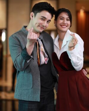 Paparwadee Chansamorn Instagram - จบกันไปแล้วนะค้า สำหรับ แผนลวงบ่วงมารยา ขอบคุณแฟนๆทุกคนเลยนะค้าที่ติดตามพวกเราตั้งแต่ตอนแรกจนถึงตอนสุดท้าย ขอบคุณผู้ใหญ่ที่ให้โอกาสได้มาร่วมงานละครเรื่องนี้นะคะ ขอบคุณเพื่ิอนๆพี่ๆนักแสดง พี่ๆทีมงานทุกคนเลย สนุกมากๆกับการมาทำงานที่กองนี้ มีแต่เสียงหัวเราะตลอดเวลาเหมือนละครเรื่องนี้เลย 5555555 หวังว่าทุกคนจะชอบแล้วก็หลงรักตัวละครเรื่องนี้กันนะคะ ส่วนตัวแล้วชอบนีนี่มาก เป็นตัวละครที่เล่นแล้วสนุกมากเลยไม่ได้มีโอกาสเล่นคอมมาดี้หนักๆแบบนี้เลย พอได้เล่นแล้วสนุกมากอยากเล่นอีก55555 ติดใจ หวังว่าทุกคนจะได้รับความสุข สนุกสนานจากตัวละคระนี้ ที่หนูตั้งใจทำให้ทุกคนมีความสุขนะคะ ถ้าทุกคนคิดถึงความสนุก เสียงหัวเราะของพวกเรา ก็ย้อนดูกันได้อีกน้าา ขอบคุณที่เป็นกำลังใจ และติดตามกันนะคะ ขอบคุณนีนี่ด้วยที่ให้พิ้งค์พลอยได้สดใสหัวเราะเต็มที่ แล้วเจอกันใหม่ค่ะ ในเรื่องต่อๆไปด้วยนะค้า 🙏🏻❤️✨ #นีนี่นีนนารา #แผนลวงบ่วงมารยา
