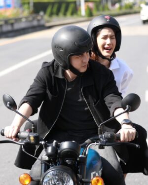 Paparwadee Chansamorn Instagram - จบกันไปแล้วนะค้า สำหรับ แผนลวงบ่วงมารยา ขอบคุณแฟนๆทุกคนเลยนะค้าที่ติดตามพวกเราตั้งแต่ตอนแรกจนถึงตอนสุดท้าย ขอบคุณผู้ใหญ่ที่ให้โอกาสได้มาร่วมงานละครเรื่องนี้นะคะ ขอบคุณเพื่ิอนๆพี่ๆนักแสดง พี่ๆทีมงานทุกคนเลย สนุกมากๆกับการมาทำงานที่กองนี้ มีแต่เสียงหัวเราะตลอดเวลาเหมือนละครเรื่องนี้เลย 5555555 หวังว่าทุกคนจะชอบแล้วก็หลงรักตัวละครเรื่องนี้กันนะคะ ส่วนตัวแล้วชอบนีนี่มาก เป็นตัวละครที่เล่นแล้วสนุกมากเลยไม่ได้มีโอกาสเล่นคอมมาดี้หนักๆแบบนี้เลย พอได้เล่นแล้วสนุกมากอยากเล่นอีก55555 ติดใจ หวังว่าทุกคนจะได้รับความสุข สนุกสนานจากตัวละคระนี้ ที่หนูตั้งใจทำให้ทุกคนมีความสุขนะคะ ถ้าทุกคนคิดถึงความสนุก เสียงหัวเราะของพวกเรา ก็ย้อนดูกันได้อีกน้าา ขอบคุณที่เป็นกำลังใจ และติดตามกันนะคะ ขอบคุณนีนี่ด้วยที่ให้พิ้งค์พลอยได้สดใสหัวเราะเต็มที่ แล้วเจอกันใหม่ค่ะ ในเรื่องต่อๆไปด้วยนะค้า 🙏🏻❤️✨ #นีนี่นีนนารา #แผนลวงบ่วงมารยา
