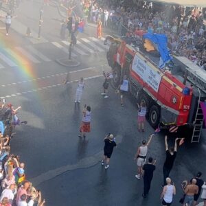 Parisa Amiri Instagram - Inga segrar, inga friheter kan tas för givet! HAPPY och fortsatt stridbart @stockholmpride - för att INGENS rättigheter får bli förhandlingsbara, tyvärr något vi aldrig kan sluta slå vakt om. ❤️‍🔥🏳️‍⚧️🏳️‍🌈