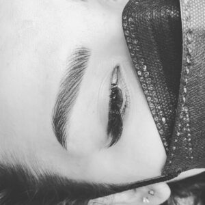 Parisa Roshani Instagram - تكنيك شادو لاين 🥰 اين تكنيك با دستگاه انجام ميشود ، هيلد بسيار لايتي داره و ماندگاري بسيار بالا ، خطها حالت مخملي ميگيرد و من عاشق اين استايلم ☺️ #پريسا_روشنى #فاندر #آكادمي_پي_آر
