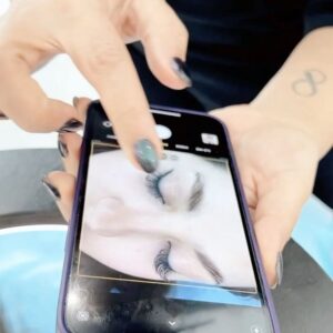 Parisa Roshani Instagram - خيلي از شماها براي #عكس گرفتن مشكل داشتيد 
حالا نميگم من خيلي #خفن عكس ميگيرم😚
ولي شايد اين ويديو به دردتون بخوره 
اگر ديدم استقبال شد 
و تعداد #لايك و #كامنت كه به معني حس خوبتون هست دريافت كردم
يك ويديو اموزشي ديگه براتون اماده ميكنم 
اگر نگرفتم كه هيچي ❤️🤟🏻
بفرست براي دوستات كه توي كار #بيوتي هستن