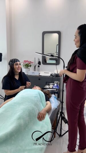 Parisa Roshani Instagram - من بارها شده براي تعارف هاي الكي بسيار تو استينم رفته 
ولي بعد از مدتي ياد گرفتم اصلاً ارزش كار خودمو با اين حركات پايين نيارم 
شماها چند بار اينجوري شدين ❤️ #تعارف