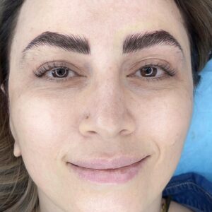 Parisa Roshani Instagram - تكنيك پرفشنال دخترونه با سوزن ٣ سر 🙀 من كلاً عاشق كارهاي سخت هستم . ايشون يكي از سخت ترين كارهاي اين مدت بود ، حالا چرا ؟ چون ٨ بار ريموو داشتند 🙀 حالا نظرتون چيه وقتي ميگم ابرو فرمانروايي ميكنه در كل صورت 🥰 كارها واقعي ميباشد و اديت نداره ❤️