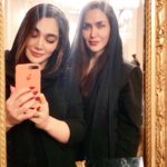 Parisa Roshani Instagram - كي خواهرشو اذيت ميكنه؟ 😂 خدائيش اذيت خواهر اونم كوچيكتر خيلي تفريح خوبيه😂😂😂 ولي اينو بدونيد من عاشق دوتا خواهرام هستم و خدارو شكر ميكنم كه دارمشون ❤️ و قدر خواهر و برادرهاتونو بدونيد ❤️#خواهر #برادر #family @reyhaneh_pr_roshani
