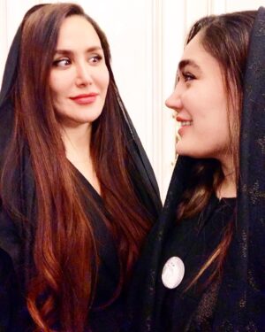 Parisa Roshani Instagram - كي خواهرشو اذيت ميكنه؟ 😂 خدائيش اذيت خواهر اونم كوچيكتر خيلي تفريح خوبيه😂😂😂 ولي اينو بدونيد من عاشق دوتا خواهرام هستم و خدارو شكر ميكنم كه دارمشون ❤️ و قدر خواهر و برادرهاتونو بدونيد ❤️#خواهر #برادر #family @reyhaneh_pr_roshani