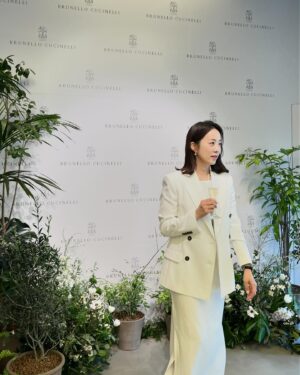 Park Eun-young Instagram - #광고 #이탈리아 #명품 브랜드
#브루넬로쿠치넬리SS24 프리젠테이션에 초대 받아 
다녀왔어요 🫶🏻🤍

옷이 날개라는 말이 괜히 있는게 아니더라고요😍
보기에 예쁜건 물론이고 
입었을 때의 #편안함 그리고 #우아함 까지 #최고 👍🏻👍🏻

자연에서 얻은 영감을 바탕으로
은은한 컬러와 최상급 소재를 사용해서인지
내 몸에 촤르르 감기는 포근한 느낌이
역시 명품은 명품이구나 싶더라고요😁

오랜만에 반가운 현이까지 만나고🩷
@lee.hyunyi 
얼마전 제철누나 함께한 세훈까지 ㅋㅋ
@doorbirdhoon 

#BCPRESENTAION