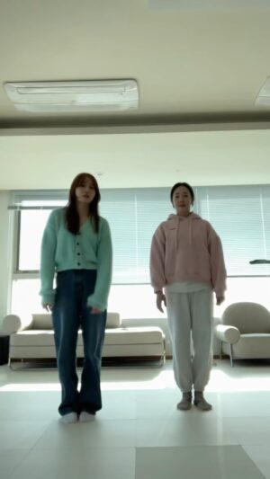 Park Eun-young Instagram - #이대 #무용과 출신 #아나운서 선후배
#스모크 #챌린지 도전 !!

20분 연습하고
40대 아줌마는 힘들어서 마른기침이😂

이번주 금요일 저녁 7시에 업로드 되는 #와이파크 🎡🎢
#윤태진 아나운서가 놀러왔어요 ㅋㅋ 
#쌩쑈 #주접 그리고 #독학 스모크 챌린지까지!!
#많관부 입니당🙏🏻😁