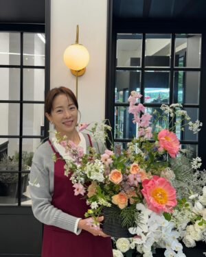 Park Eun-young Instagram - #5월 
#작약 의 계절 아니겠어용🌸
#꽃꽂이 #조신한척 ㅋㅋㅋ