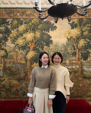 Park Eun-young Instagram - #늦은후기 😆
연말에 더 예쁜 #레스케이프 호텔에서
이대 미술사학과 스승님의 북토크를 함께했어요💕

국내에서 유일하게 #태피스트리 볼 수 있는 곳!!
#팔레드신 가실 때 꼭 보고 오세요🫶🏻