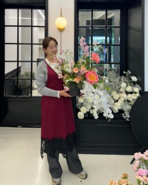 Park Eun-young Instagram - #5월 
#작약 의 계절 아니겠어용🌸
#꽃꽂이 #조신한척 ㅋㅋㅋ