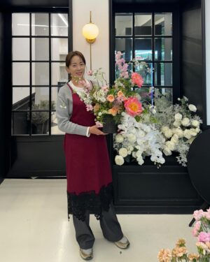 Park Eun-young Instagram - #5월 
#작약 의 계절 아니겠어용🌸
#꽃꽂이 #조신한척 ㅋㅋㅋ