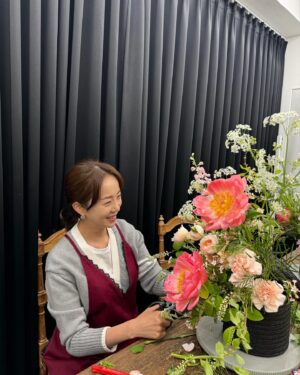 Park Eun-young Instagram - #5월 
#작약 의 계절 아니겠어용🌸
#꽃꽂이 #조신한척 ㅋㅋㅋ
