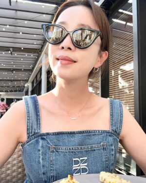 Park Eun-young Instagram - 오랜만에 #셀카 타임 ㅋㅋㅋ
#썬글라스 껴도 숨겨지지 않는
여전히 어색한 표정이라니 😆