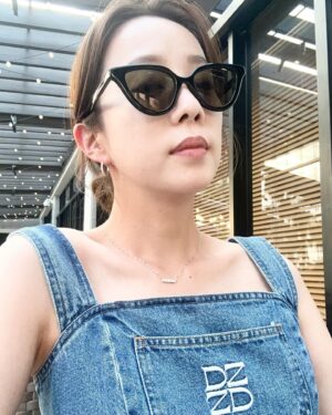 Park Eun-young Instagram - 오랜만에 #셀카 타임 ㅋㅋㅋ
#썬글라스 껴도 숨겨지지 않는
여전히 어색한 표정이라니 😆