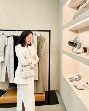 Park Eun-young Instagram - #광고 #이탈리아 #명품 브랜드
#브루넬로쿠치넬리SS24 프리젠테이션에 초대 받아 
다녀왔어요 🫶🏻🤍

옷이 날개라는 말이 괜히 있는게 아니더라고요😍
보기에 예쁜건 물론이고 
입었을 때의 #편안함 그리고 #우아함 까지 #최고 👍🏻👍🏻

자연에서 얻은 영감을 바탕으로
은은한 컬러와 최상급 소재를 사용해서인지
내 몸에 촤르르 감기는 포근한 느낌이
역시 명품은 명품이구나 싶더라고요😁

오랜만에 반가운 현이까지 만나고🩷
@lee.hyunyi 
얼마전 제철누나 함께한 세훈까지 ㅋㅋ
@doorbirdhoon 

#BCPRESENTAION