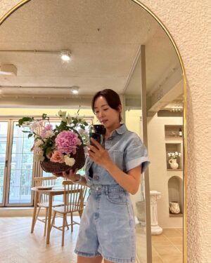 Park Eun-young Instagram - 꽃은 그냥 화병에 꽂으면 되지
굳이 배울 필요가 있을까 생각했지만..
#달라달라

역시 사람은 배워야하고
배움에는 끝이 없구나 😆

#꽃꽂이 #원데이클래스