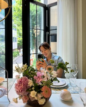 Park Eun-young Instagram - 꽃은 그냥 화병에 꽂으면 되지
굳이 배울 필요가 있을까 생각했지만..
#달라달라

역시 사람은 배워야하고
배움에는 끝이 없구나 😆

#꽃꽂이 #원데이클래스