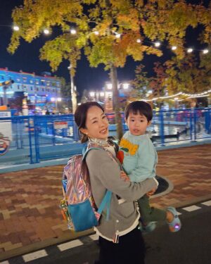 Park Eun-young Instagram - #레고랜드 여행🏰
춘천의 가을을 만끽(?)하고 싶었으나
#마이웨이 범준이 덕분에
여행 아닌 고행이 되었다는건 안비밀😆

레고랜드의 가을은 야경이 더 예쁘더라고요😍🎪

에너자이저 범준이와
마흔 넘은 엄마의
가을 추억 한 페이지🤎

제 유튜브 ‘와이파크’에 업로드 했으니 
많이들 구경와주셔요🙏🏻 
#32개월 범준이 #많관부