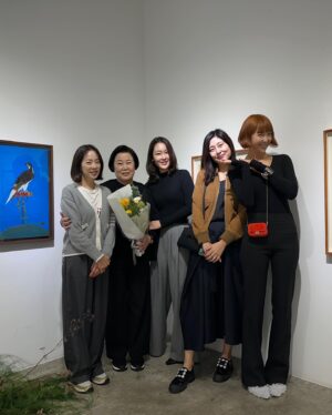 Park Eun-young Instagram - #꽃을든여자 💐

참으로 오랜만에 올리네요😆
바빠서인지..게을러서인지..🫠

촬영 끝나고 후다닥 #인사동 들러
은경언니 어머님이신
유정문 여사님의 민화전시 다녀왔어요🫶🏻

오랜만에 반가운 얼굴들&수다 ㅋㅋㅋ