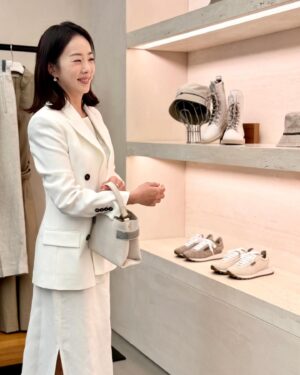 Park Eun-young Instagram - #광고 #이탈리아 #명품 브랜드
#브루넬로쿠치넬리SS24 프리젠테이션에 초대 받아 
다녀왔어요 🫶🏻🤍

옷이 날개라는 말이 괜히 있는게 아니더라고요😍
보기에 예쁜건 물론이고 
입었을 때의 #편안함 그리고 #우아함 까지 #최고 👍🏻👍🏻

자연에서 얻은 영감을 바탕으로
은은한 컬러와 최상급 소재를 사용해서인지
내 몸에 촤르르 감기는 포근한 느낌이
역시 명품은 명품이구나 싶더라고요😁

오랜만에 반가운 현이까지 만나고🩷
@lee.hyunyi 
얼마전 제철누나 함께한 세훈까지 ㅋㅋ
@doorbirdhoon 

#BCPRESENTAION
