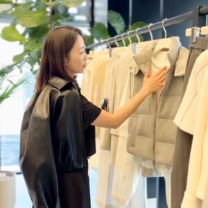 Park Eun-young Instagram - #광고 #이탈리아 #명품 브랜드
#브루넬로쿠치넬리SS24 프리젠테이션에 초대 받아 
다녀왔어요 🫶🏻🤍

옷이 날개라는 말이 괜히 있는게 아니더라고요😍
보기에 예쁜건 물론이고 
입었을 때의 #편안함 그리고 #우아함 까지 #최고 👍🏻👍🏻

자연에서 얻은 영감을 바탕으로
은은한 컬러와 최상급 소재를 사용해서인지
내 몸에 촤르르 감기는 포근한 느낌이
역시 명품은 명품이구나 싶더라고요😁

오랜만에 반가운 현이까지 만나고🩷
@lee.hyunyi 
얼마전 제철누나 함께한 세훈까지 ㅋㅋ
@doorbirdhoon 

#BCPRESENTAION