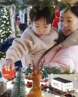 Park Eun-young Instagram - #모자 #엄마와아들 
#파라다이스시티 넘 예쁘게 꾸며놓았네요🎄
사진작가처럼 찍어주신 울아빠💙