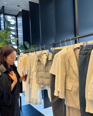 Park Eun-young Instagram - #광고 #이탈리아 #명품 브랜드
#브루넬로쿠치넬리SS24 프리젠테이션에 초대 받아 
다녀왔어요 🫶🏻🤍

옷이 날개라는 말이 괜히 있는게 아니더라고요😍
보기에 예쁜건 물론이고 
입었을 때의 #편안함 그리고 #우아함 까지 #최고 👍🏻👍🏻

자연에서 얻은 영감을 바탕으로
은은한 컬러와 최상급 소재를 사용해서인지
내 몸에 촤르르 감기는 포근한 느낌이
역시 명품은 명품이구나 싶더라고요😁

오랜만에 반가운 현이까지 만나고🩷
@lee.hyunyi 
얼마전 제철누나 함께한 세훈까지 ㅋㅋ
@doorbirdhoon 

#BCPRESENTAION