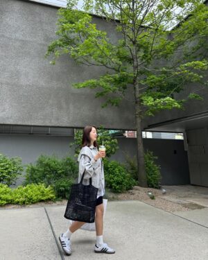 Park Eun-young Instagram - 태진이가 알려준
자연스럽게 걷는 사진 #촬영 #꿀팁 📸

사진은 자연스러울지 모르나
과정은 부자연스럽기 그지없네😆
#사진의민낯