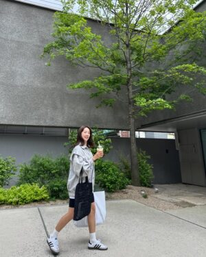 Park Eun-young Instagram - 태진이가 알려준
자연스럽게 걷는 사진 #촬영 #꿀팁 📸

사진은 자연스러울지 모르나
과정은 부자연스럽기 그지없네😆
#사진의민낯