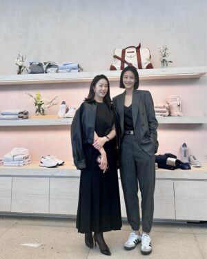 Park Eun-young Instagram - #광고 #이탈리아 #명품 브랜드
#브루넬로쿠치넬리SS24 프리젠테이션에 초대 받아 
다녀왔어요 🫶🏻🤍

옷이 날개라는 말이 괜히 있는게 아니더라고요😍
보기에 예쁜건 물론이고 
입었을 때의 #편안함 그리고 #우아함 까지 #최고 👍🏻👍🏻

자연에서 얻은 영감을 바탕으로
은은한 컬러와 최상급 소재를 사용해서인지
내 몸에 촤르르 감기는 포근한 느낌이
역시 명품은 명품이구나 싶더라고요😁

오랜만에 반가운 현이까지 만나고🩷
@lee.hyunyi 
얼마전 제철누나 함께한 세훈까지 ㅋㅋ
@doorbirdhoon 

#BCPRESENTAION