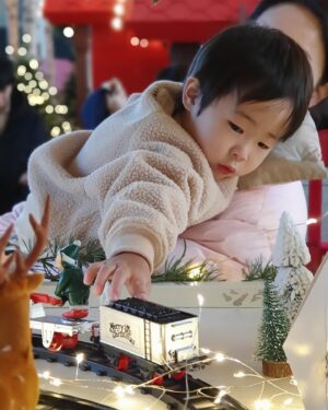 Park Eun-young Instagram - #모자 #엄마와아들 
#파라다이스시티 넘 예쁘게 꾸며놓았네요🎄
사진작가처럼 찍어주신 울아빠💙