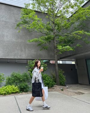 Park Eun-young Instagram - 태진이가 알려준
자연스럽게 걷는 사진 #촬영 #꿀팁 📸

사진은 자연스러울지 모르나
과정은 부자연스럽기 그지없네😆
#사진의민낯