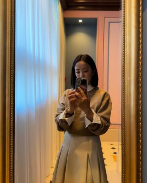 Park Eun-young Instagram - #늦은후기 😆
연말에 더 예쁜 #레스케이프 호텔에서
이대 미술사학과 스승님의 북토크를 함께했어요💕

국내에서 유일하게 #태피스트리 볼 수 있는 곳!!
#팔레드신 가실 때 꼭 보고 오세요🫶🏻