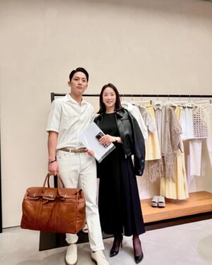 Park Eun-young Instagram - #광고 #이탈리아 #명품 브랜드
#브루넬로쿠치넬리SS24 프리젠테이션에 초대 받아 
다녀왔어요 🫶🏻🤍

옷이 날개라는 말이 괜히 있는게 아니더라고요😍
보기에 예쁜건 물론이고 
입었을 때의 #편안함 그리고 #우아함 까지 #최고 👍🏻👍🏻

자연에서 얻은 영감을 바탕으로
은은한 컬러와 최상급 소재를 사용해서인지
내 몸에 촤르르 감기는 포근한 느낌이
역시 명품은 명품이구나 싶더라고요😁

오랜만에 반가운 현이까지 만나고🩷
@lee.hyunyi 
얼마전 제철누나 함께한 세훈까지 ㅋㅋ
@doorbirdhoon 

#BCPRESENTAION