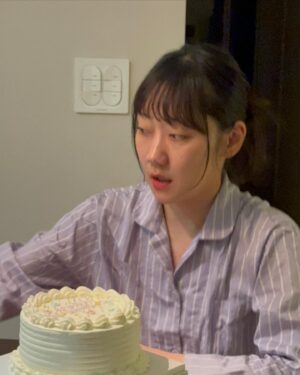 Park Kyung-hye Instagram - ❤️
넘치게 행복하고🥹
넘치게 많이웃고😆
넘치게 많이먹은 🫢

생일을 축하해 주신 
모든 분들 감사합니다❤️😍❤️
