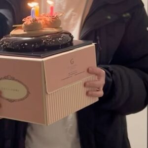 Park Kyung-hye Instagram - ❤️
넘치게 행복하고🥹
넘치게 많이웃고😆
넘치게 많이먹은 🫢

생일을 축하해 주신 
모든 분들 감사합니다❤️😍❤️
