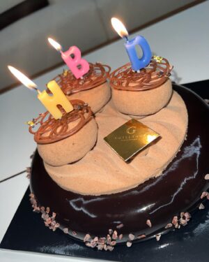 Park Kyung-hye Instagram - ❤️
넘치게 행복하고🥹
넘치게 많이웃고😆
넘치게 많이먹은 🫢

생일을 축하해 주신 
모든 분들 감사합니다❤️😍❤️