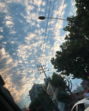 Park Se-young Instagram - 달리는 차안에서 
하늘이 이뻐서
어떻게든 찍어보겠다고
요즘 하늘 무보정 대박 
오늘도 좋은하루;)