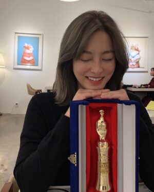 Park Se-young Instagram - 2019년은 저에게 특별한 한 해였습니다. '특별근로감독관 조장풍'이라는 좋은 작품과 좋은 사람들을 만났고, 특히 주미란이라는 캐릭터로 여러분과 만나고 좋은 작품 덕분에 MBC 연기대상 우수상이란 감사한 행복까지 만나 더욱 기쁩니다. 개인사정이 있어 시상식에 참석하지 못해 죄송하고 너무 아쉬웠습니다. 
서툴지만 최선을 다하는 주미란과 '특별근로감독관 조장풍'을 사랑해주신 많은 시청자분들께 진심으로 감사드리며 과분한 사랑을 주셔서 감사드립니다. 🙇🏻‍♀️
2020년은 더욱 더 좋은 모습 보여 드릴 수 있도록 노력하는 배우가 되어서 좋은 작품, 멋진 캐릭터로  돌아오겠습니다.

새해 복 많이 받으시구요. 사랑합니다.😍